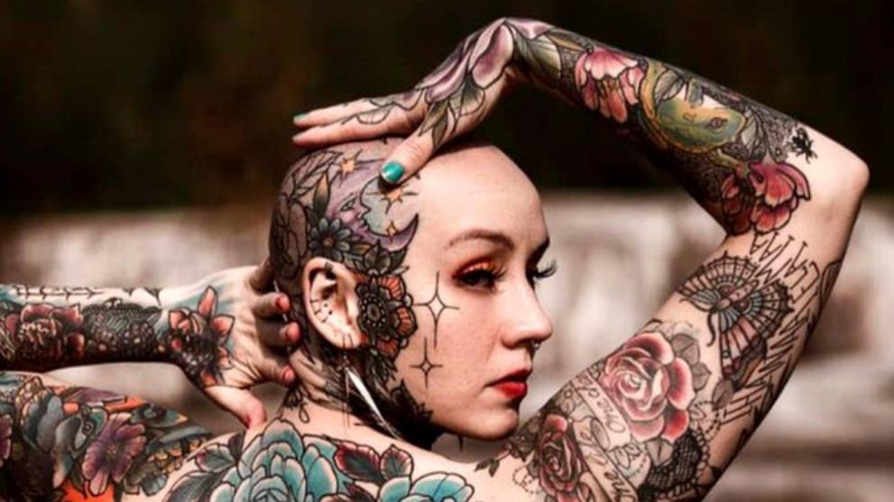 芬兰女士剃光头配彩色纹身造型引人注目，一度担心外形会影响就业