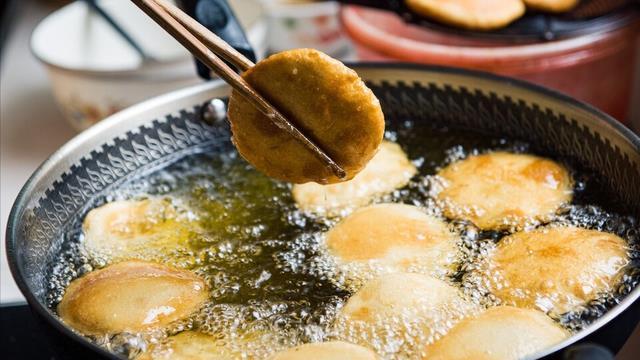 面粉|炸糖糕不麻烦，一烫一拌，个个又圆又鼓，香甜酥脆，过年记得做
