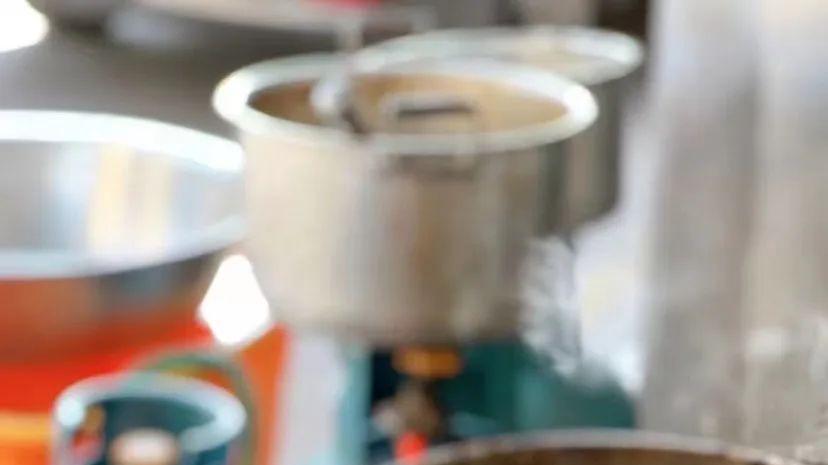 鹌鹑蛋|凭一碗猪脚饭征服陈晓卿，街头小吃都是非遗，这座全网0攻略的小城太顶了！