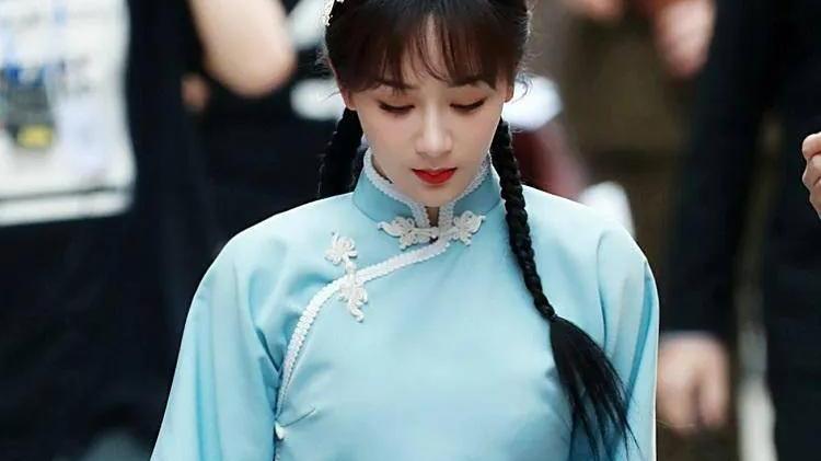 杨紫新综路透曝光，民国学生造型少女感十足，瘦身成功堪比整容