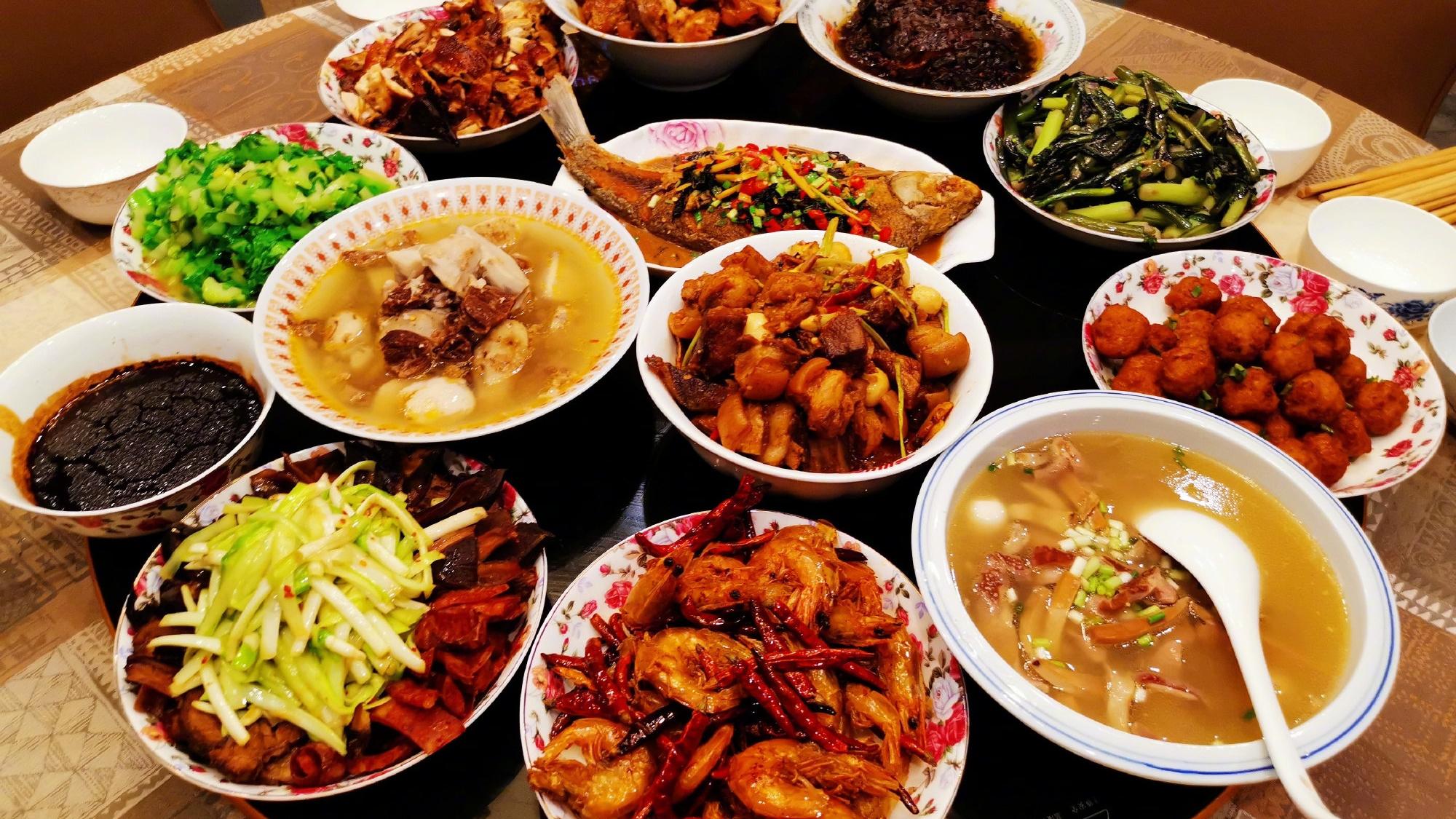 春晚|明星晒年夜饭照片：肖战和张艺兴的家里都有鱼，王嘉尔的菜最简单