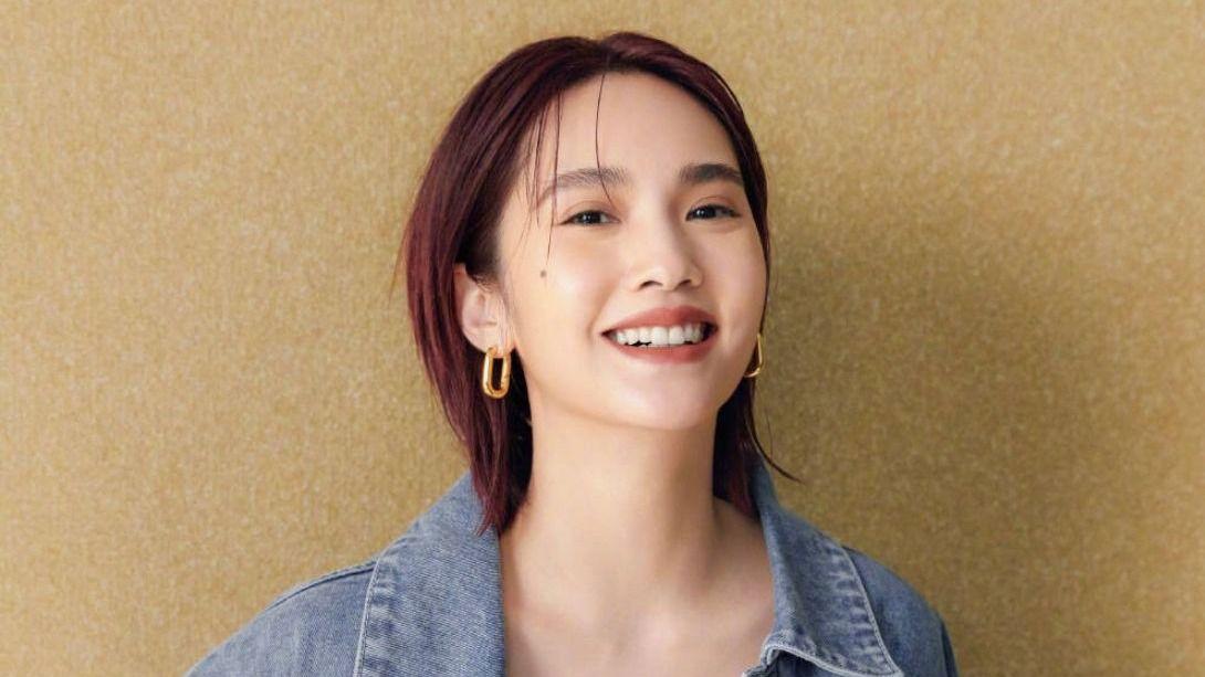 京剧|杨丞琳穿老公衣服拍照，牛仔衣配小背心又美又辣，腹肌马甲线抢镜