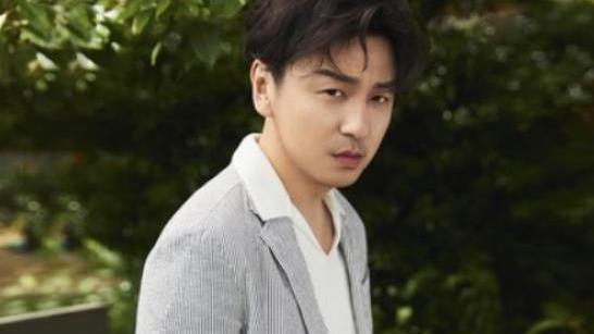 雷佳音晒出自己的家，装修豪华能媲美宫殿，唯独在家穿得太随意