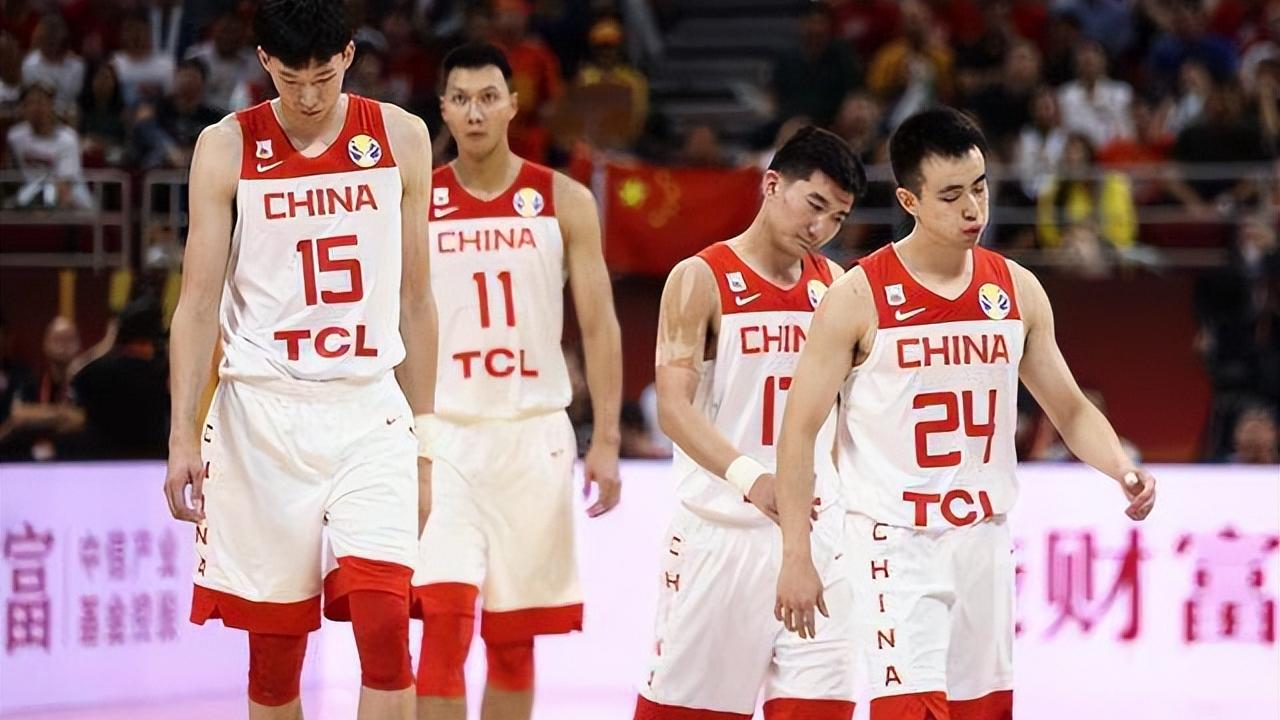 中国男篮|33分！18分！23岁！22岁！新星闪耀半决赛，中国男篮未来有希望了