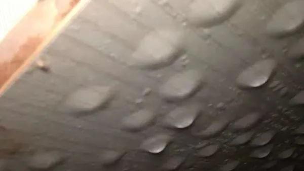 80多岁老夫妻声泪俱下：外墙开裂、内墙脱皮、地板浸水、全屋发霉