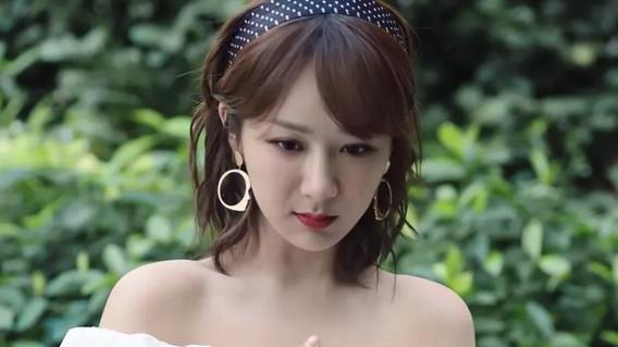 |余生：这是个喜剧吧，太逗了，不过还挺真实的，爱情使人做作