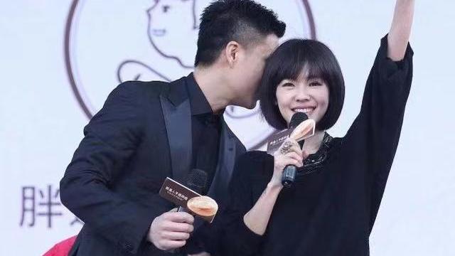 小S|小S与老公十指相扣现身，感情不和传闻不攻自破，小S变温柔气质