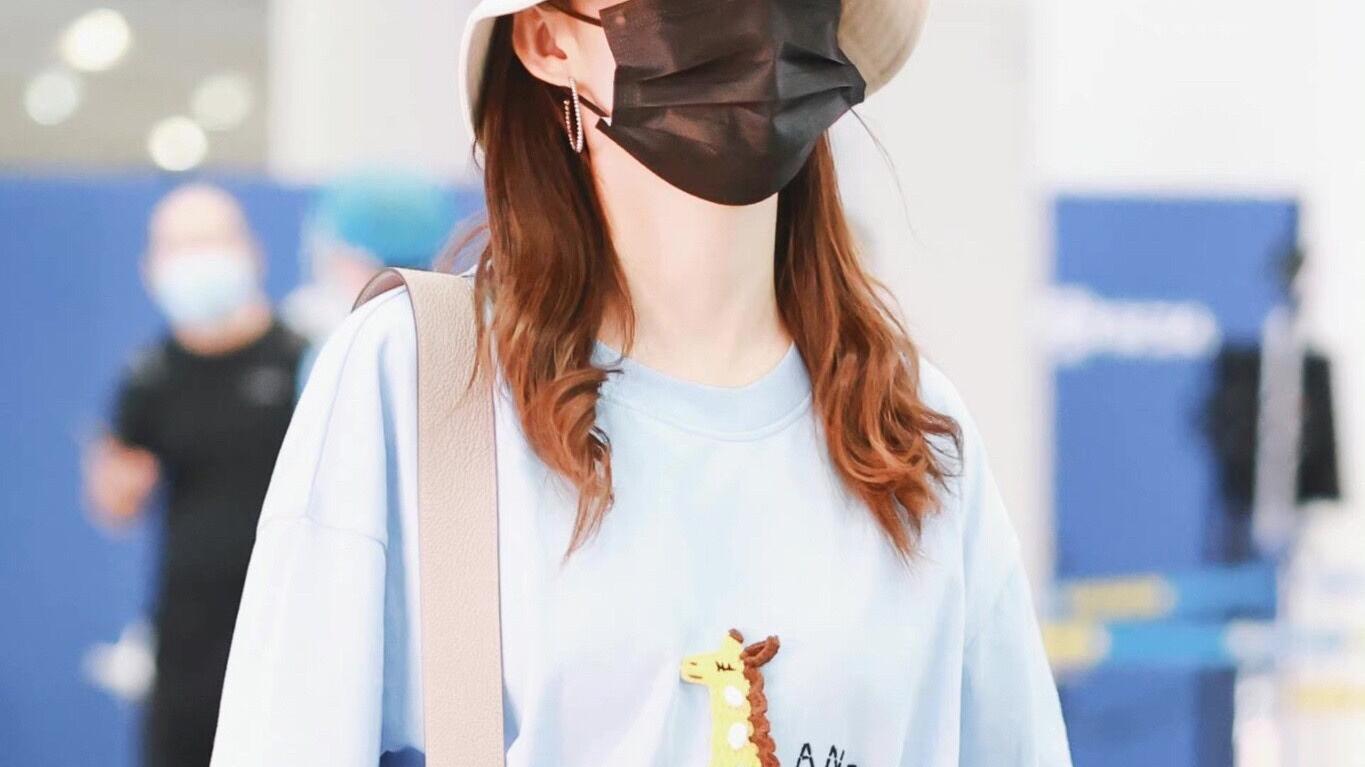 李沁|李沁这身打扮妥妥的夏天的味道，充满了浓郁的少女感，借得去借鉴