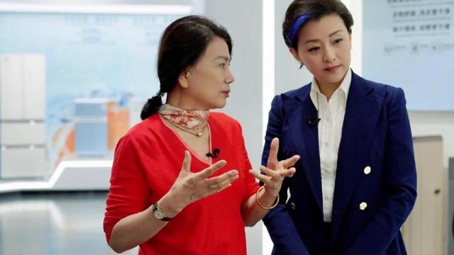 董明珠|杨澜太别扭！采访董明珠穿得比她霸气，董明珠朴实打扮反像她助理