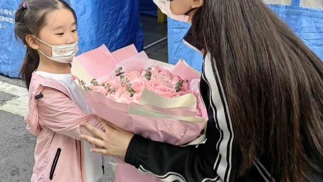 赵文卓|满屏大长腿！赵文卓晒一家五口背影，15岁女儿身材比母亲还纤细