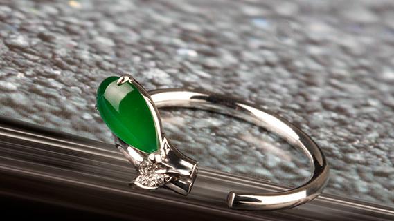 翡翠|说起翡翠饰品深远的历史，想要长话短说，但是说起来话长
