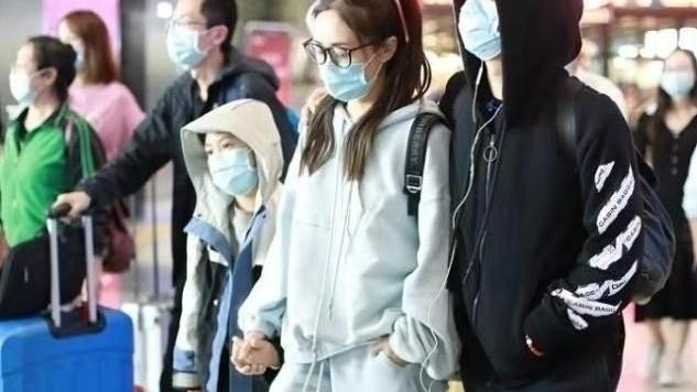 台湾|郑钧一家现身机场，39岁刘芸扎两个小辫似少女，儿子快到爸爸肩头
