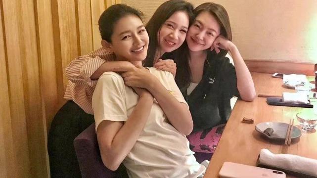 大S|大S再婚后露脸，跟好友庆新婚满脸幸福笑容，小S首晒新姐夫