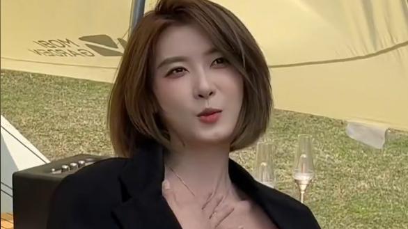 露营|千万粉丝网红聂小雨拍露营写真，衣着引争议，网友：经常擦边