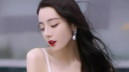 迪丽热巴|迪丽热巴晒美照，美颜太重成“网红脸”，网友：没必要