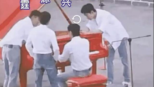 肖战|长城上录节目：肖战大长腿醒目，艺兴弹钢琴，看拍摄角度站姐好拼