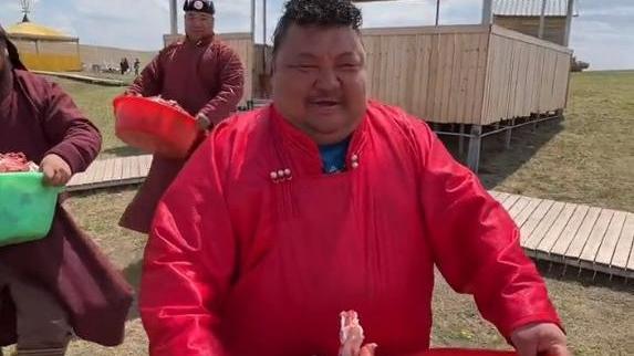 |网红恩克表演吸羊尾，“老对头”毛子哥看后无奈的摇头：入戏太深