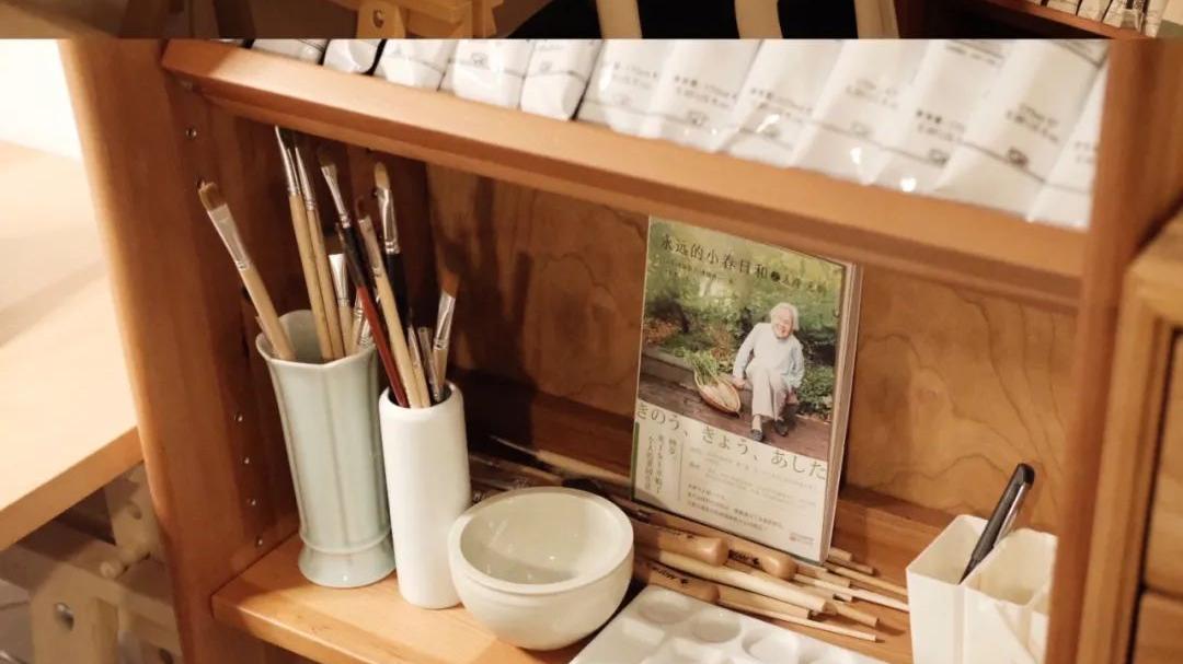 10m2卧室：不仅收纳无敌，还能挤出个工作区？