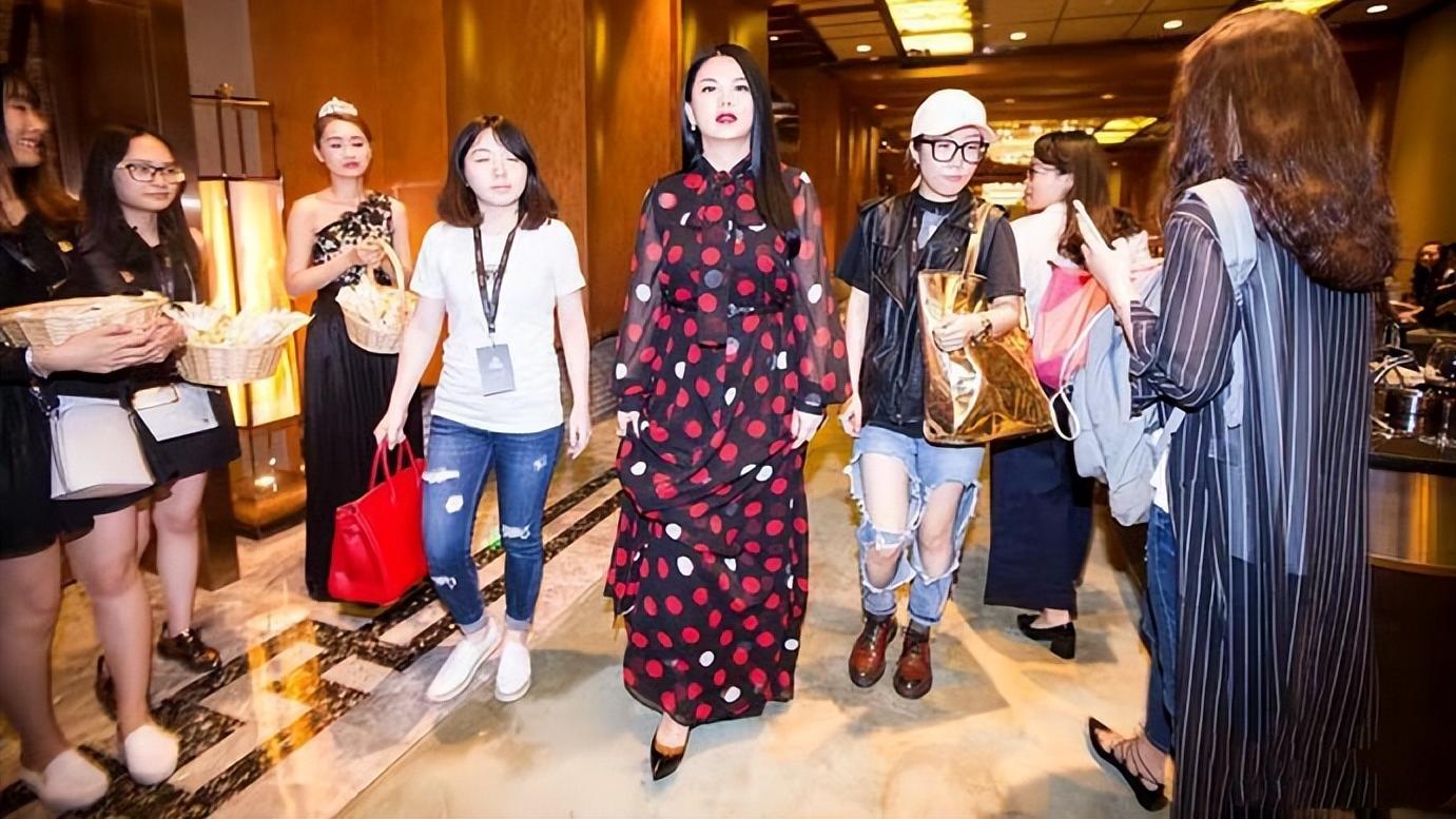 李湘|李湘离婚后越来越漂亮，穿波点长裙像牡丹美人，富态又大气
