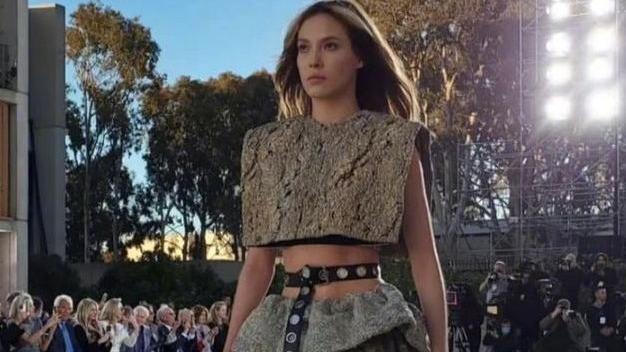 芒果台|谷爱凌T台首秀，服装造型被嘲老土，身材被拍成五五分