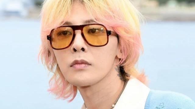 权志龙|权志龙久违现身看秀，与中国名模合照，瘦脱相粉丝表示心疼