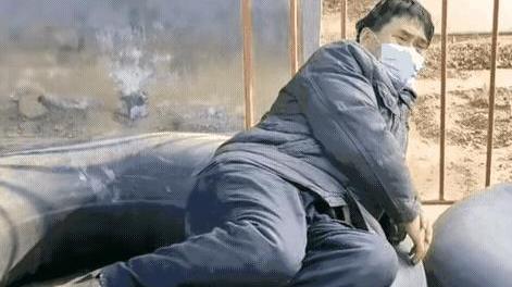 陈亚男|穿帮！网友证实陈亚男当志愿者是摆拍，合影才穿上马甲，拍完就走