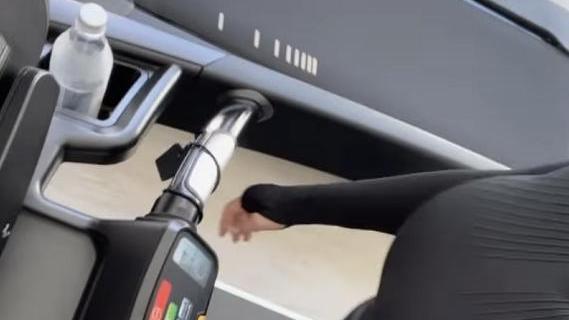 爱马仕|24岁凯莉詹娜产后瘦身，穿塑身衣肚腩明显，墨绿色爱马仕捧怀中