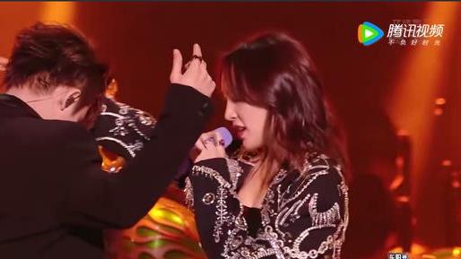 周深|《天赐的声音》周深两次选人遭到拒绝，鉴音团再现犀利点评惹争议