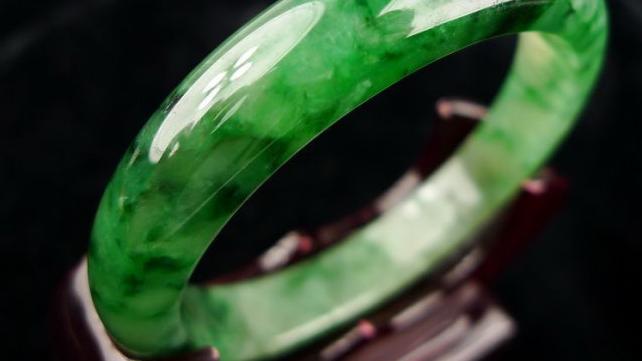 翡翠|翡翠饰品的颜色，有这么多区分方法，看完后你了解了吗？