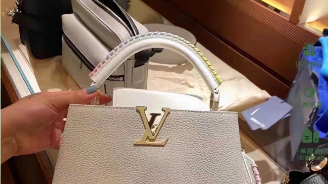 刘亦菲|刘亦菲拎几十万包包，戴超大钻石戒指现身高铁，险些被粉丝搭讪