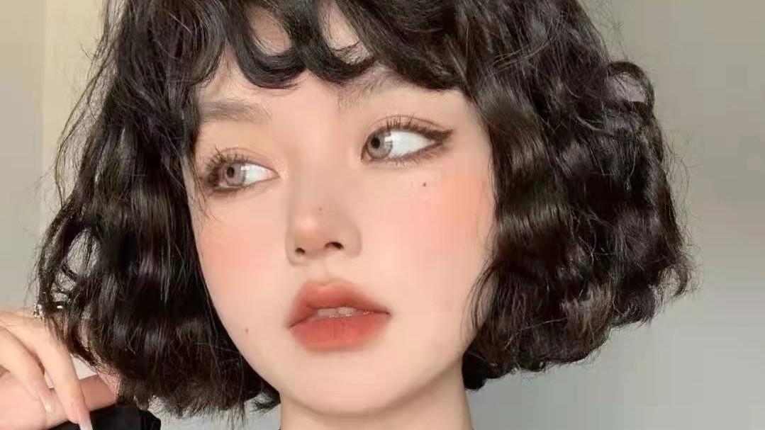 发型 有这三个特征的女人，千万别烫这种全头烫卷发，土气显老还显脸大