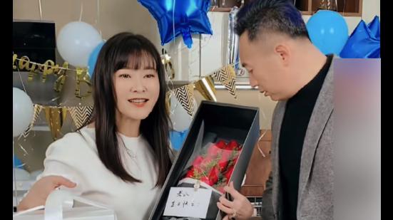 王小骞|王小骞为丈夫高调庆生，送3千元蛋糕被指豪横，同吃长寿面太甜蜜