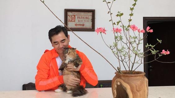 赵文瑄晒出自己的豪宅，生活方式像文人雅士，阳台还建有荷花池