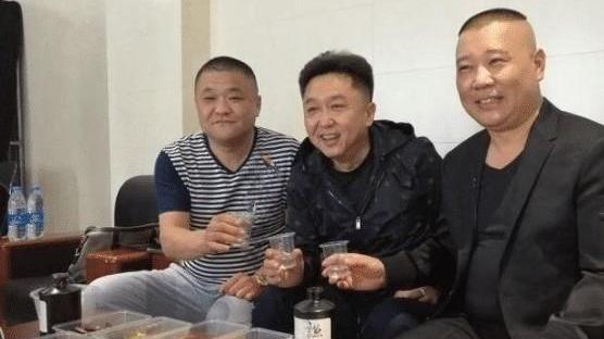 于谦|有种“背景”叫于谦的人脉，郭德纲不能坐中间，吃饭吴京只能靠边