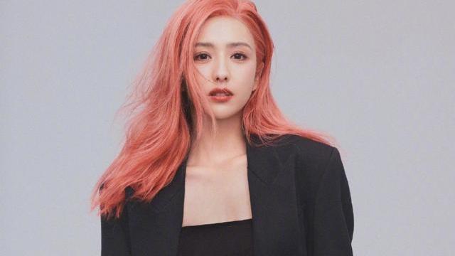 秦岚|佟丽娅的颜真的又一次让我惊艳，粉色头发狠狠辣到我了