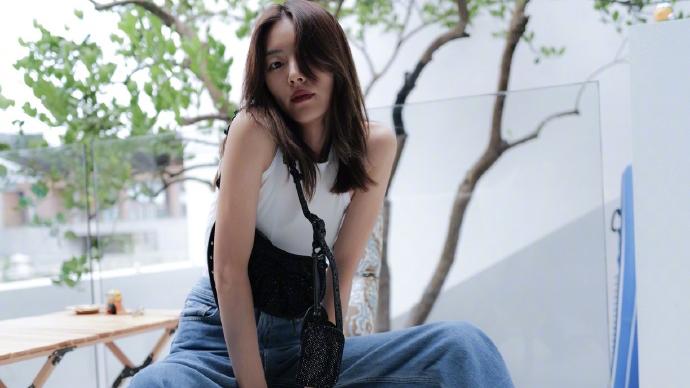 井柏然|井柏然刘雯十指紧扣秀恩爱，与李荣浩夫妇约饭，穿情侣装超甜！