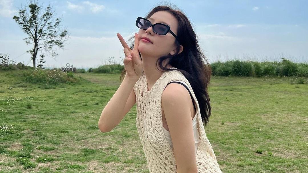 豆浆 白皙肌肤，Red Velvet涩琪晒济州岛美照，单眼皮眼神也清澈！