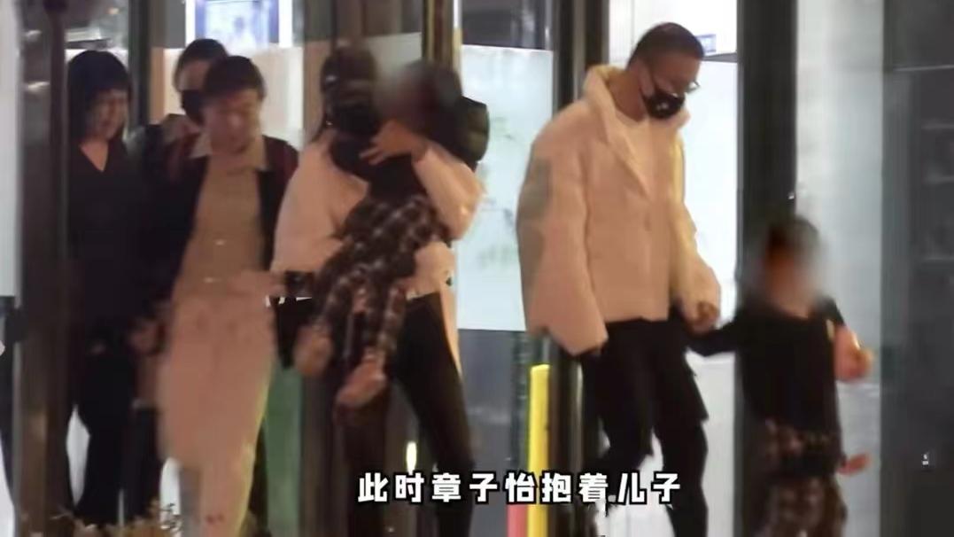 章子怡|章子怡儿子正脸被拍！婴儿肥大脑袋俩保姆伺候，细节看出她多偏心