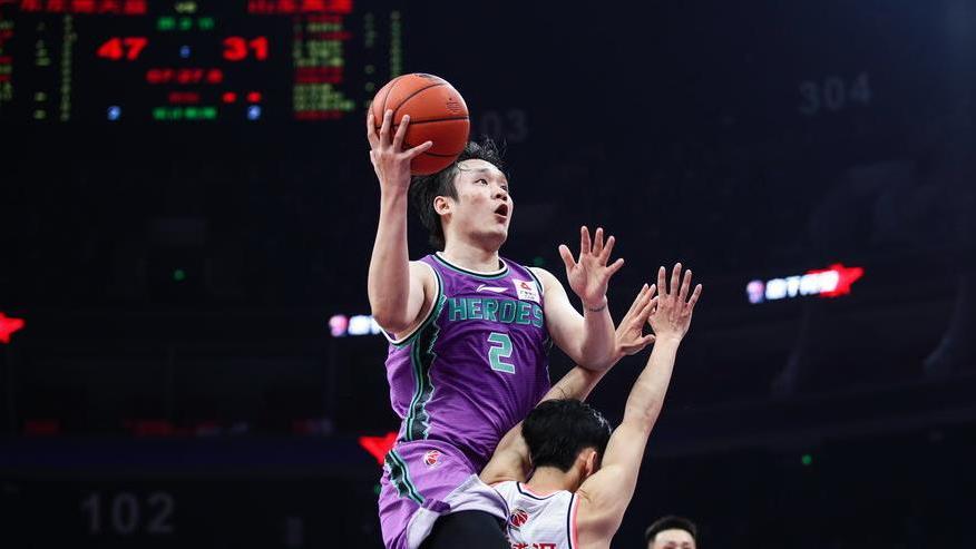 应届生|4消息！传小丁离队，山东豪华教练组，孙悦谈偷笑门，亚当斯求职