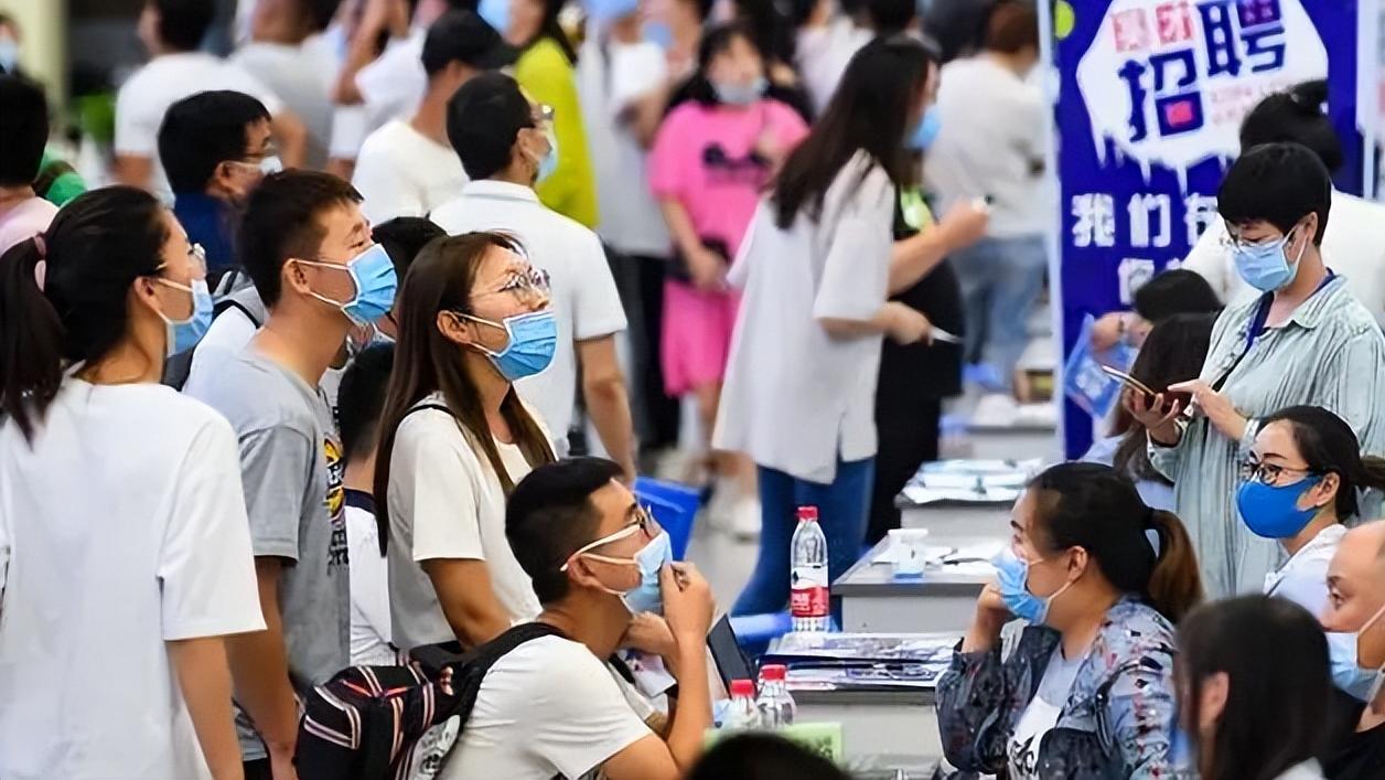 hr|人大毕业生求职期望薪资5000，HR发文嘲讽惹争议，网友看法不一