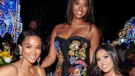 |40岁瓦妮莎韵味十足！侧卧沙发展现180斤傲人身材，疑新恋情曝光