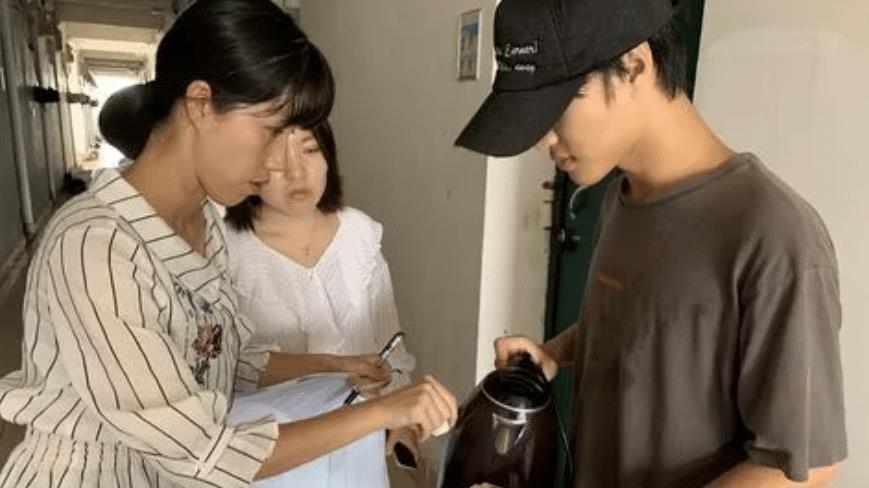 江苏高校检查“违规电器”，宿舍门口堆成小山，其中一台电器亮了