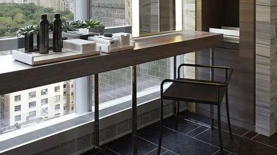 阳台太小老公坚持改书房，他在落地窗上加一圈吧台，还真好用！