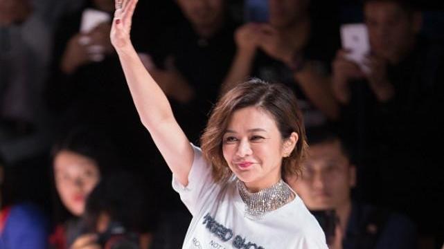 关之琳|香港女神也没抗住岁月，关之琳生图下脸上赘肉明显，身材也微胖