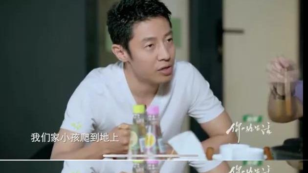 贾静雯|孩子啃拖鞋，谁的处理方式更合适