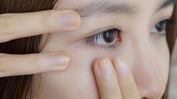 眼霜 女人涂眼霜时，应尽量避开这5个“误区”，否则涂再贵的也没效果。
