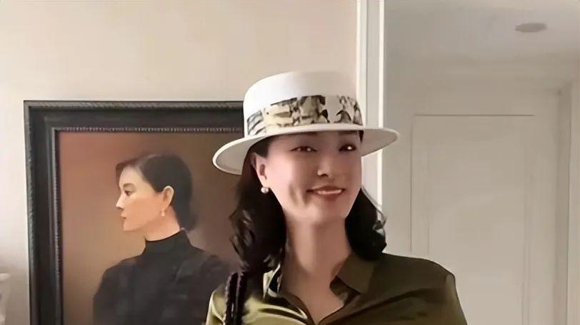 刘芳菲太有品位，真丝衬衫配绑带裤，知性优雅不失女人味