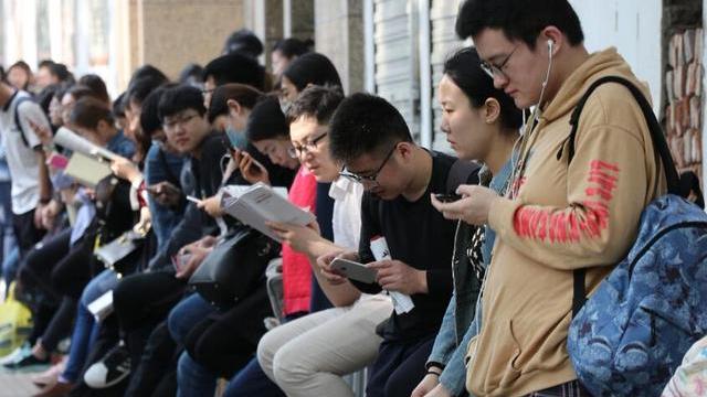 考试|父母直言：“别轻易让儿女考编”，背后真相令人太心酸了！