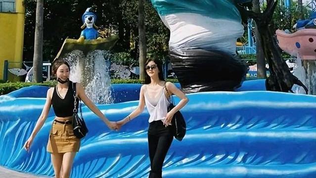 赵露思|网友成都欢乐谷偶遇赵露思，穿吊带装清爽甜美，对镜甜笑十分养眼