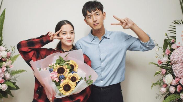 李现|李现跟谁拍照都是一本正经，唯独跟她合影时，简直甜到了心窝里